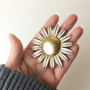 Vintage Avon Enamel Daisy Gold Tone Brooch